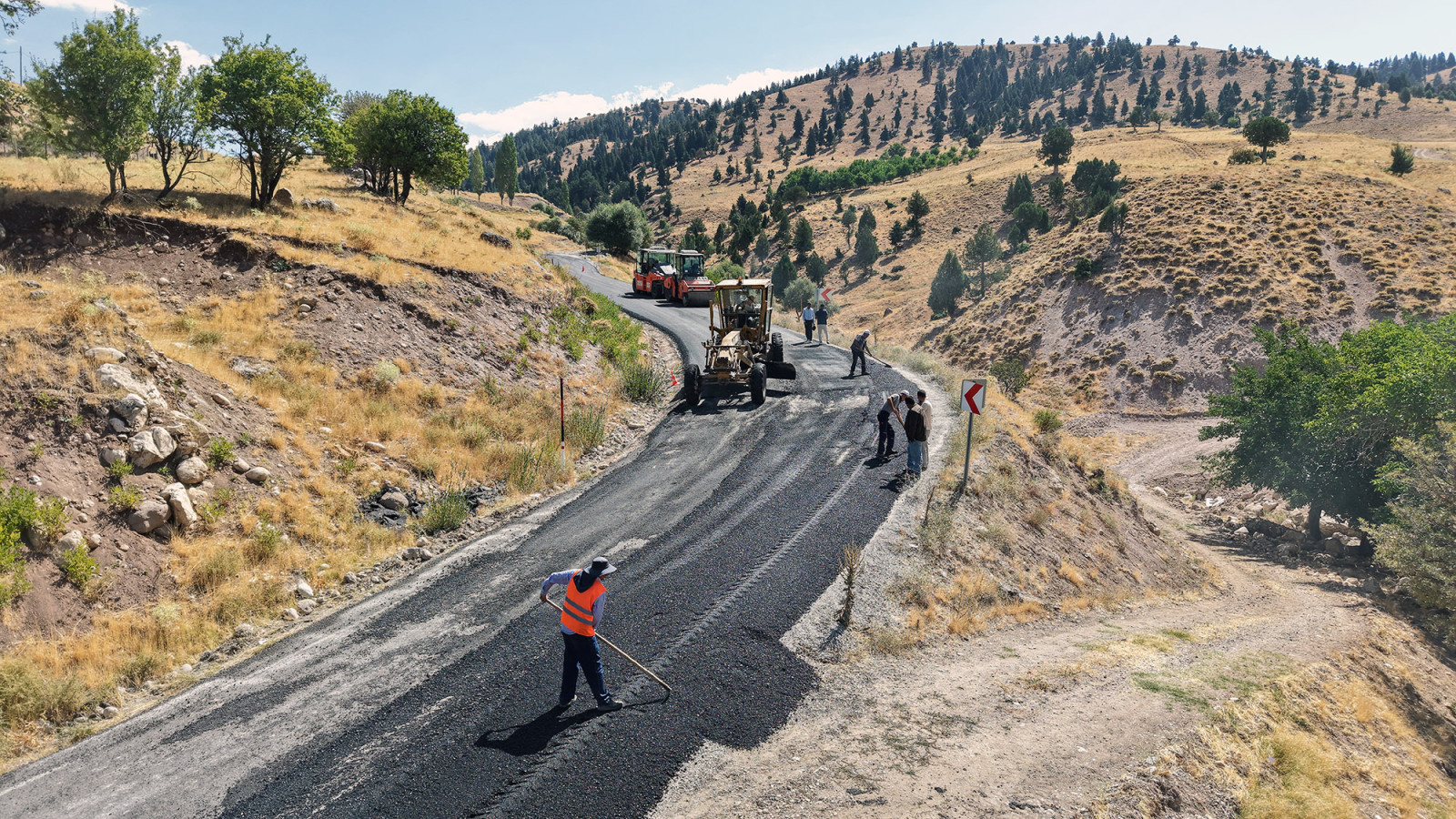 Göksun'un Kırsal Mahalleleri Sıcak Asfalta Kavuşuyor (1)