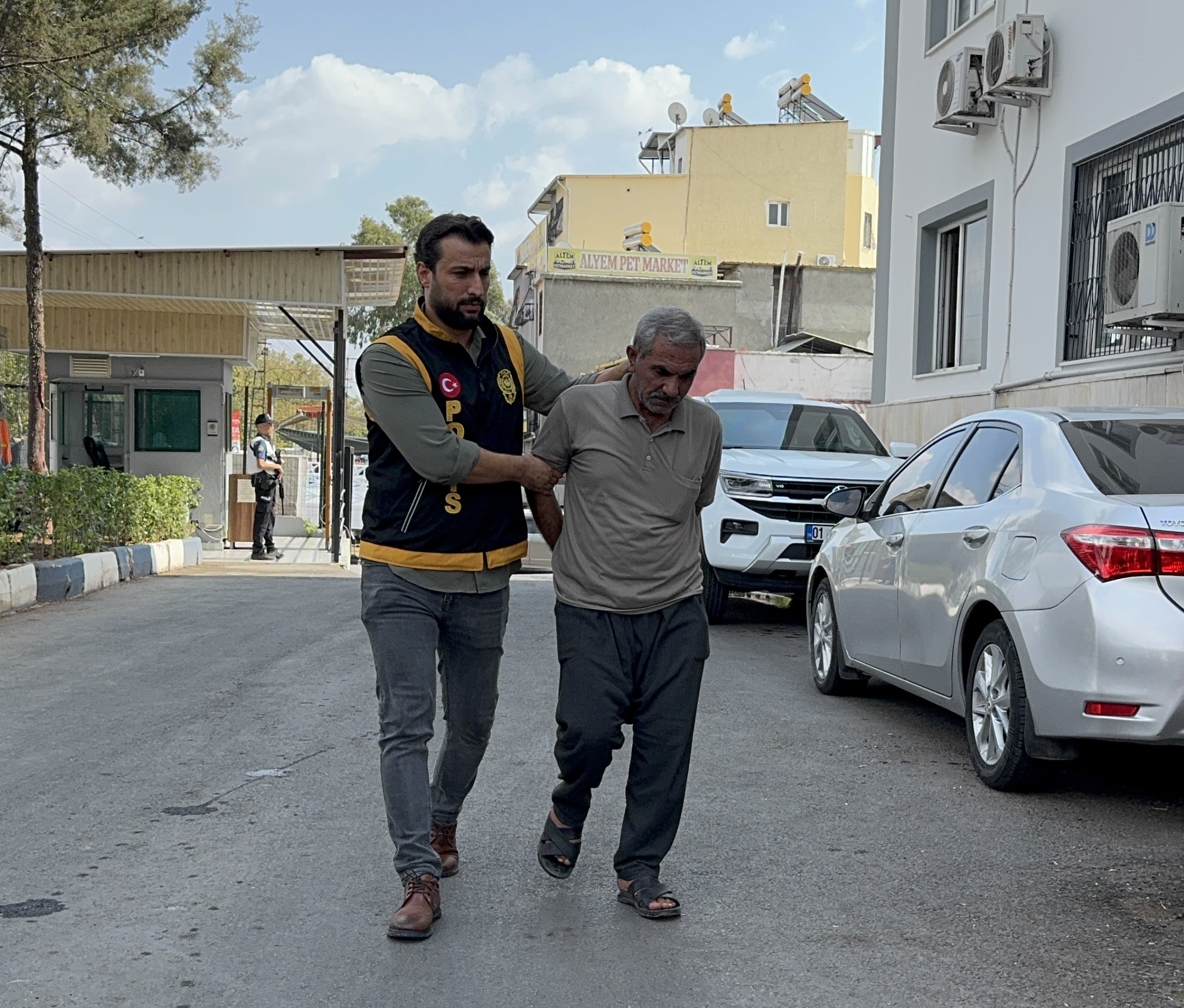 Güncelleme Adana'da Sokakta 3 Çocuğu Darbeden Zanlı Gözaltına Alındı