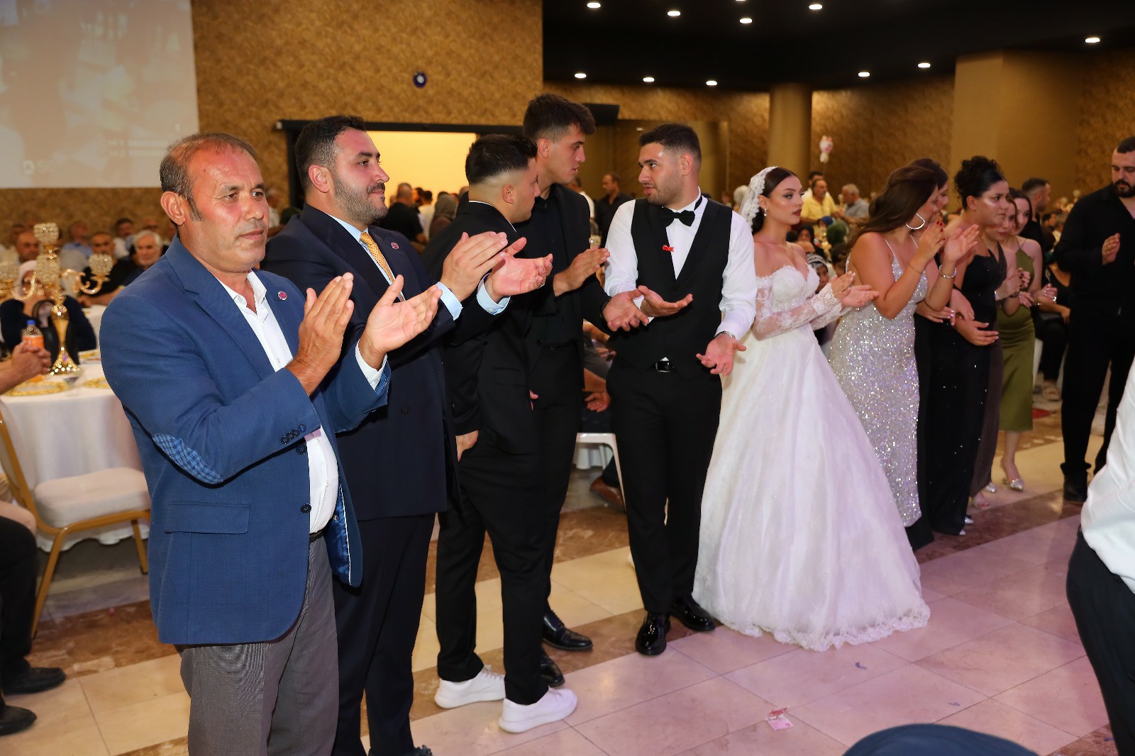 Kadirli'de Siyaset Ve İş Dünyasının Buluştuğu Görkemli Düğün (10)