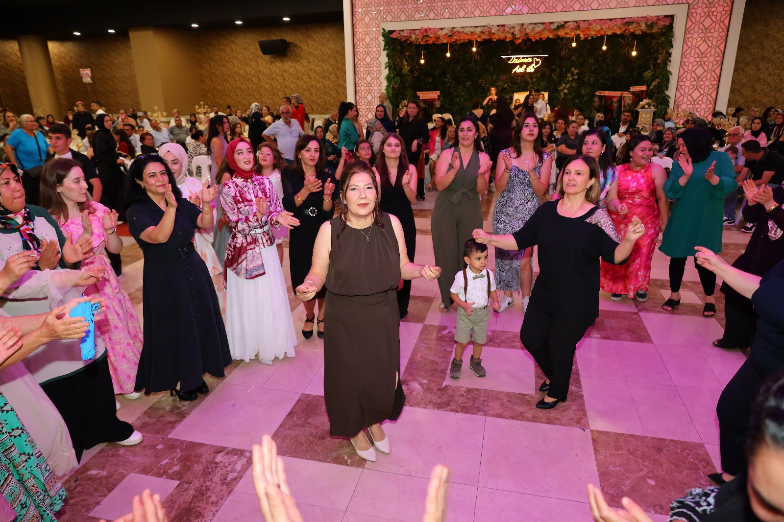 Kadirli'de Siyaset Ve İş Dünyasının Buluştuğu Görkemli Düğün (12)