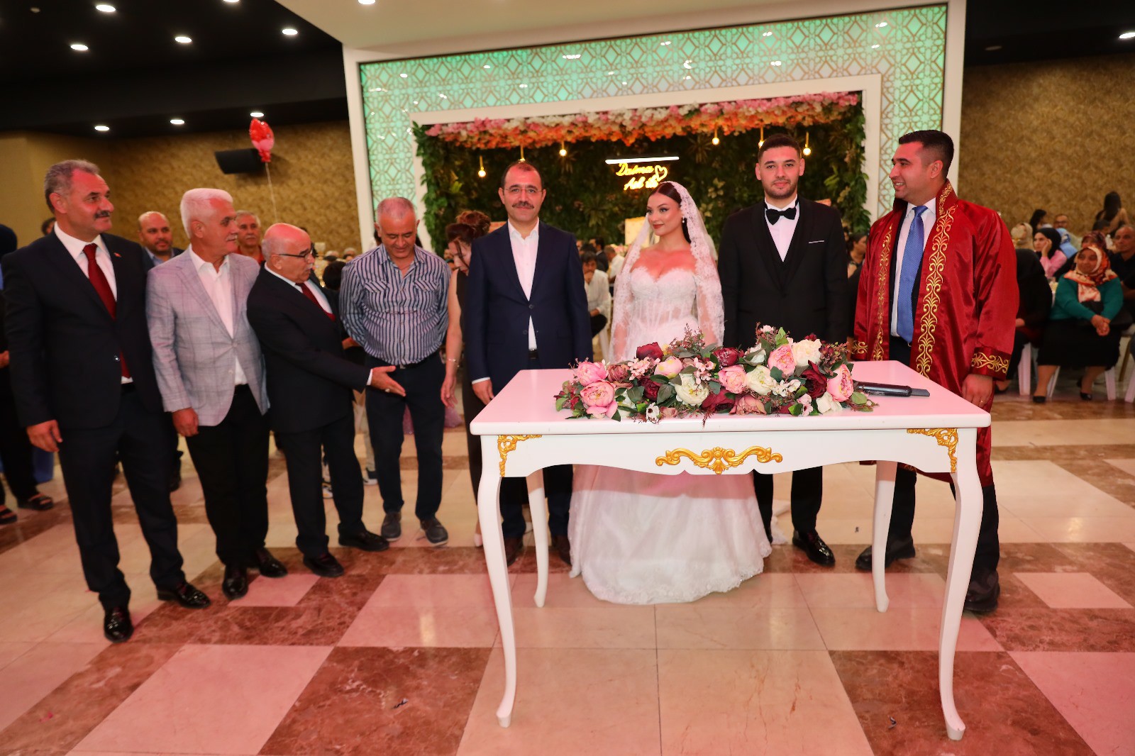 Kadirli'de Siyaset Ve İş Dünyasının Buluştuğu Görkemli Düğün (2)