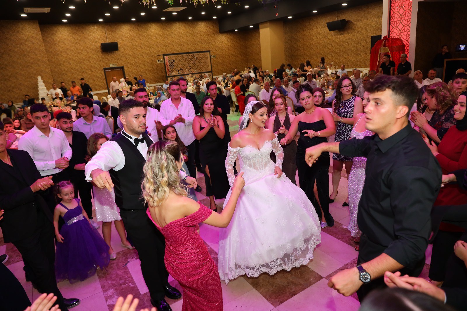 Kadirli'de Siyaset Ve İş Dünyasının Buluştuğu Görkemli Düğün (6)