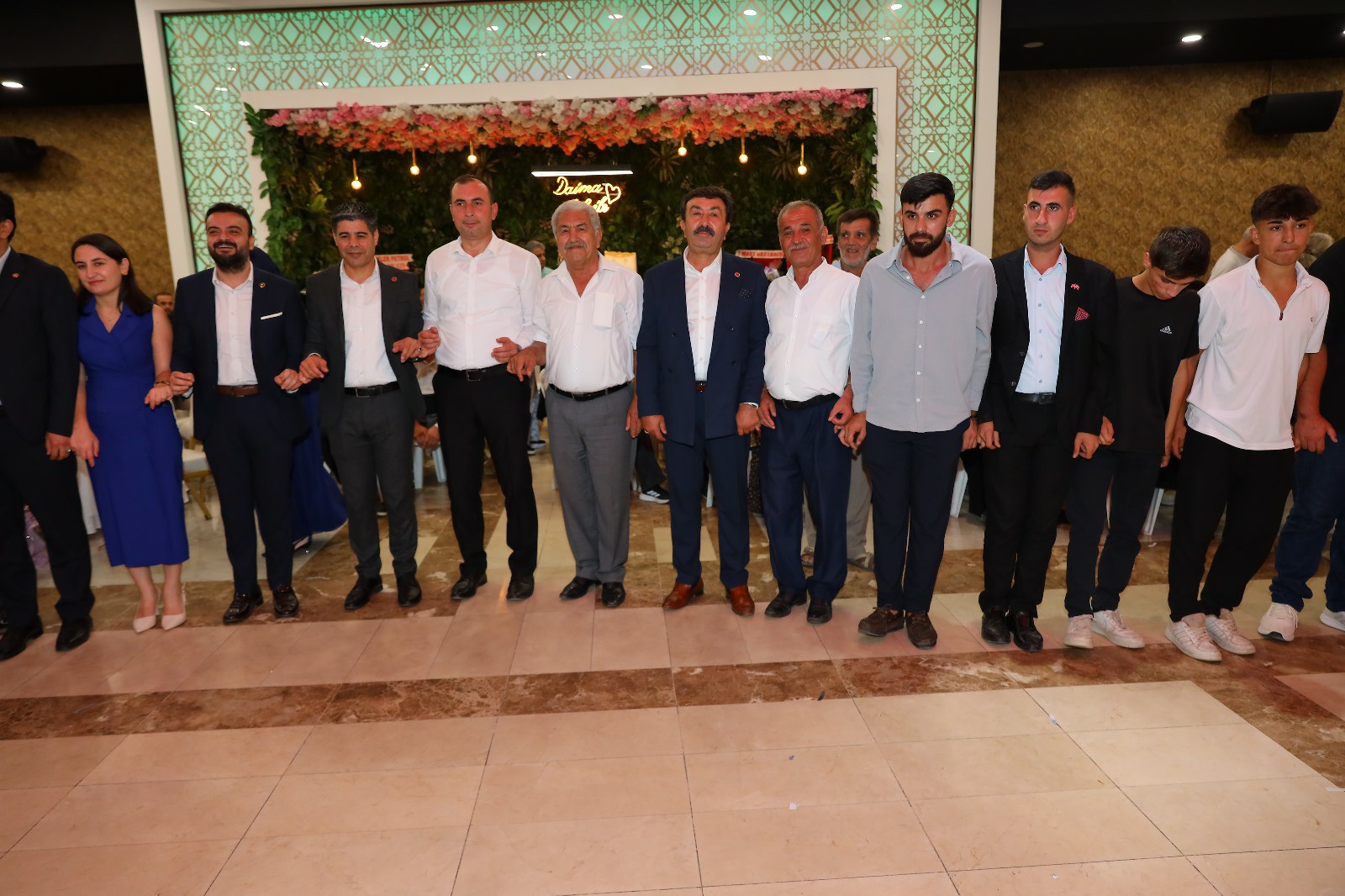 Kadirli'de Siyaset Ve İş Dünyasının Buluştuğu Görkemli Düğün (7)