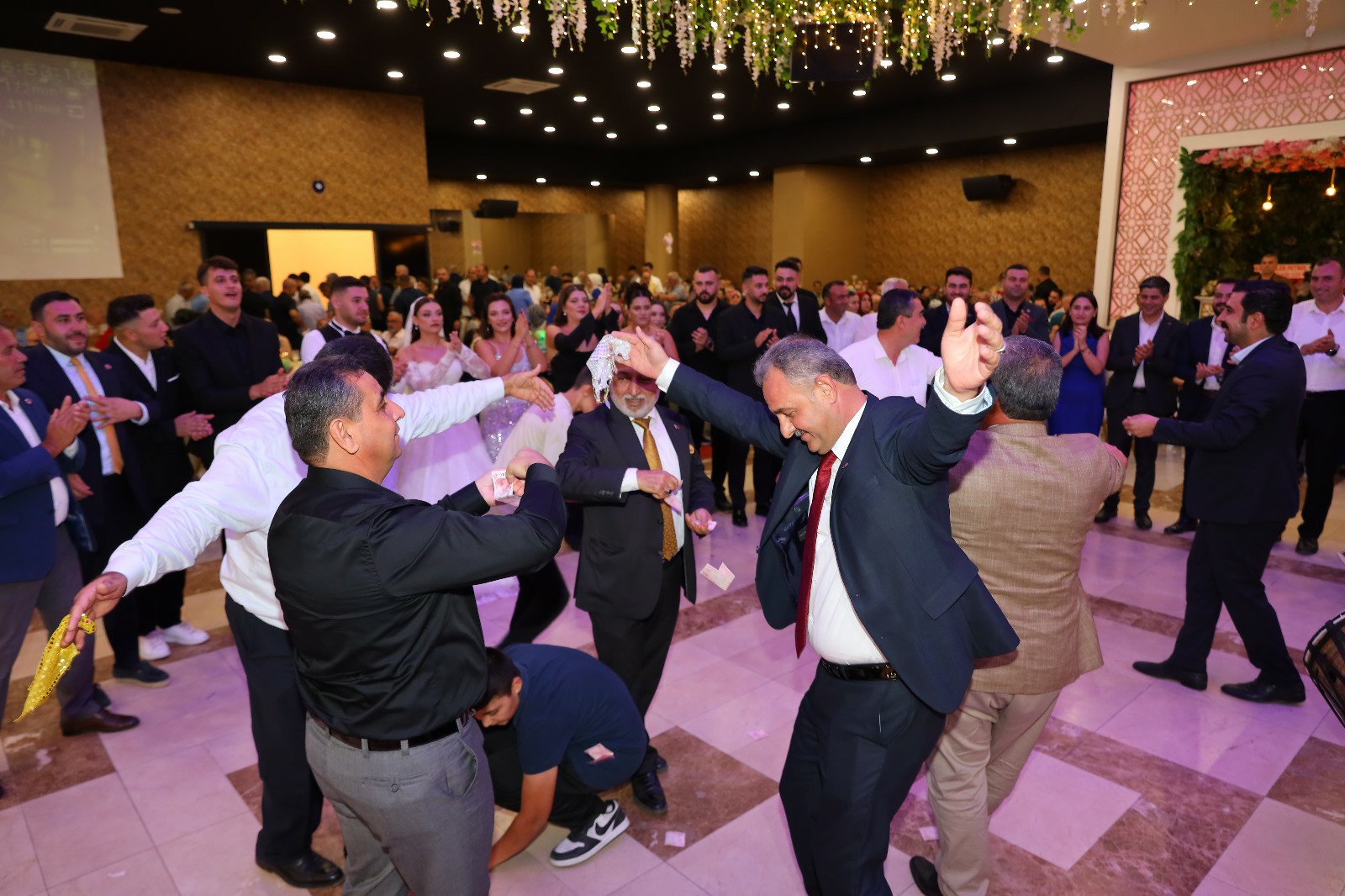 Kadirli'de Siyaset Ve İş Dünyasının Buluştuğu Görkemli Düğün (8)