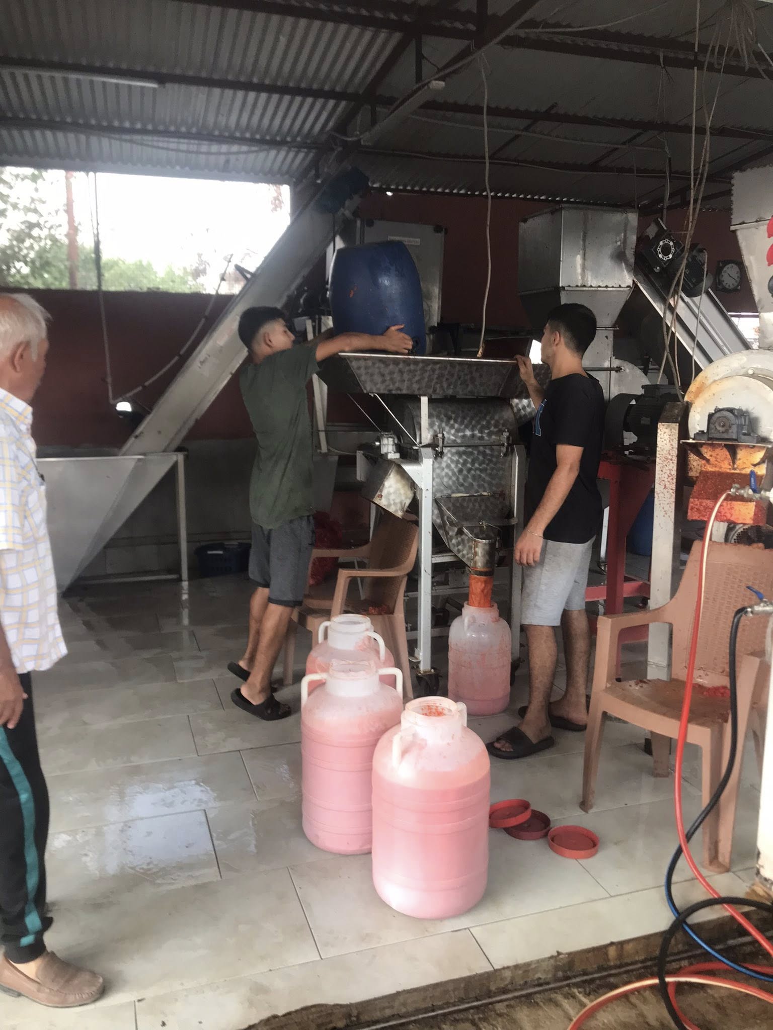 Kadirli’de Vatandaşlar Kışlık Salça Ve Nar Ekşisini Kendileri Hazırlıyor (3)