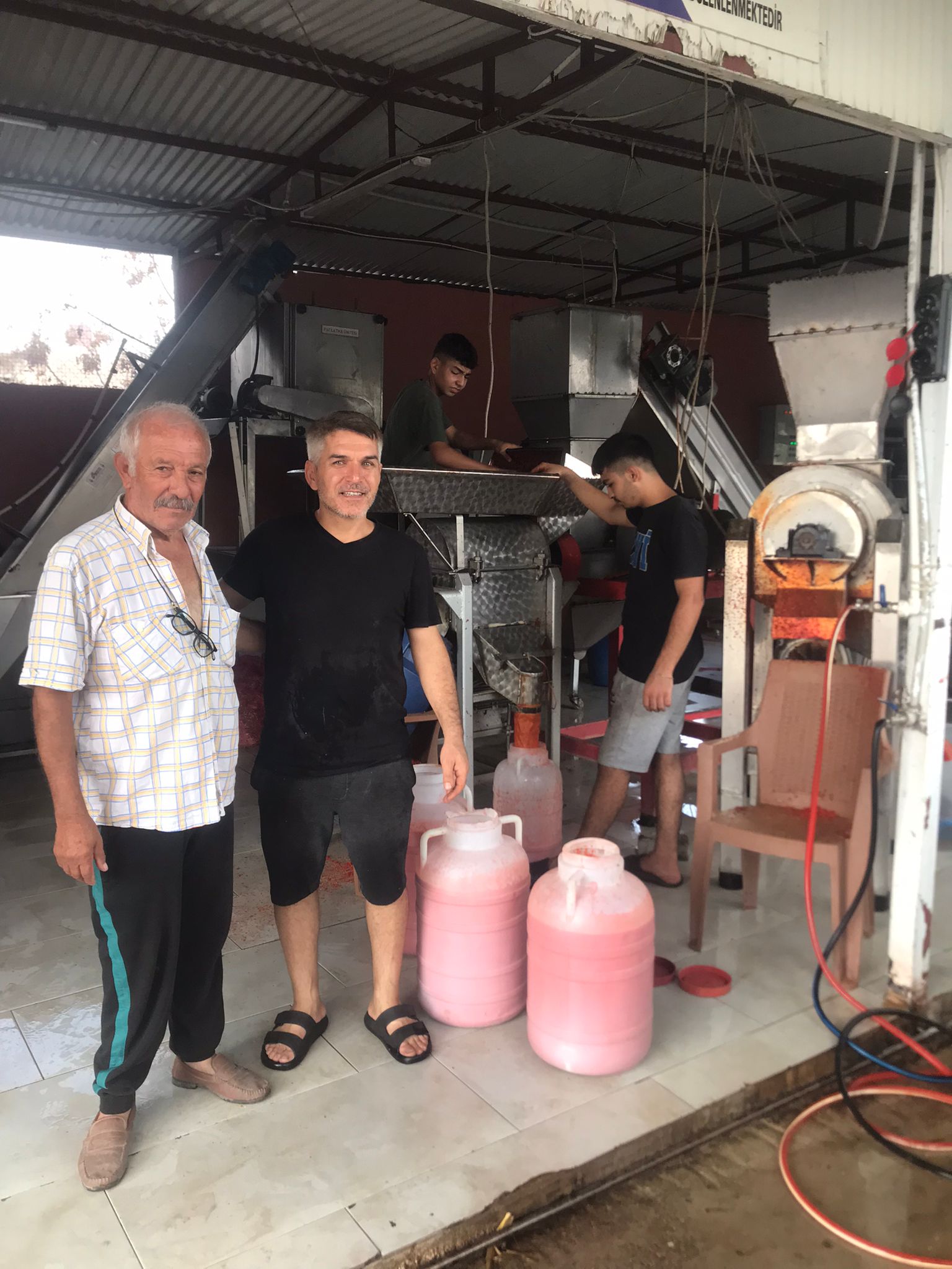 Kadirli’de Vatandaşlar Kışlık Salça Ve Nar Ekşisini Kendileri Hazırlıyor 4