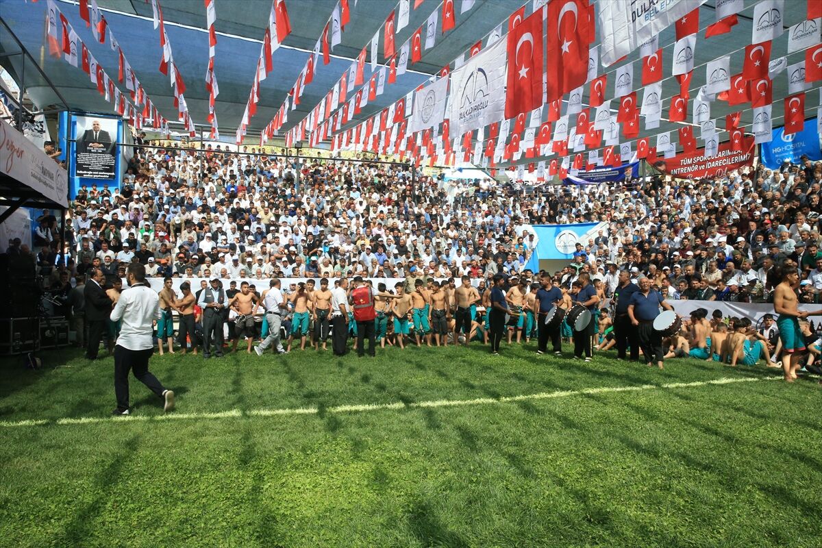 Kahramanmaraş'ta '29. Geleneksel Bertiz Boyalı Kısa Şalvar Güreş Festivali' düzenlendi