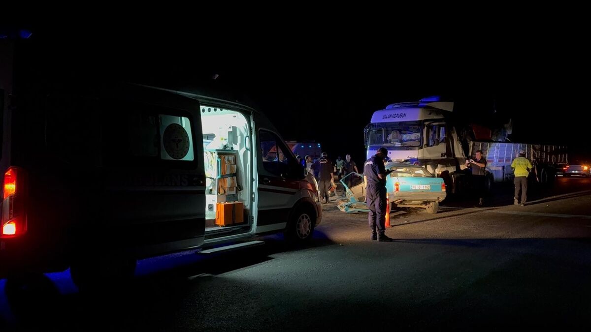 Kahramanmaraş'ta tır ile otomobilin çarpıştığı kazada 3 kişi öldü