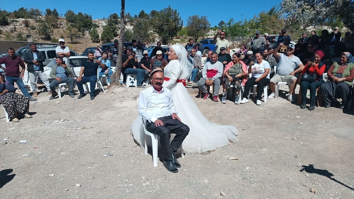 Mersin'de 40 yıl önce evlenen çift düğün yaptı