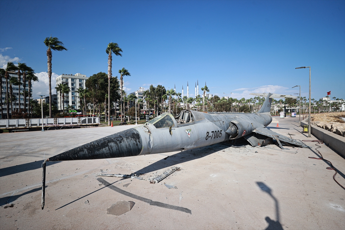 Mersin'de Sahilde Sergilenen Savaş Uçağı Korozyona Uğraması Nedeniyle Söküldü