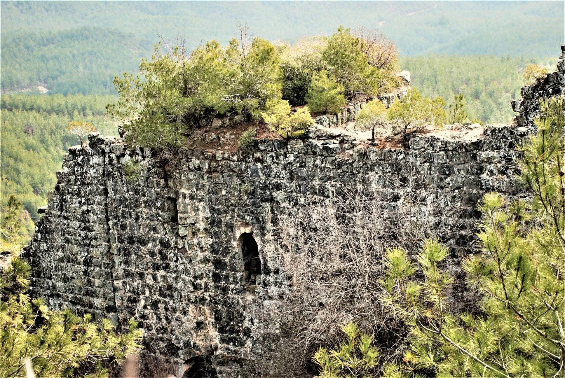 Osmaniye’nin Tarihi Çardak Kalesi Zamana Direniyor12