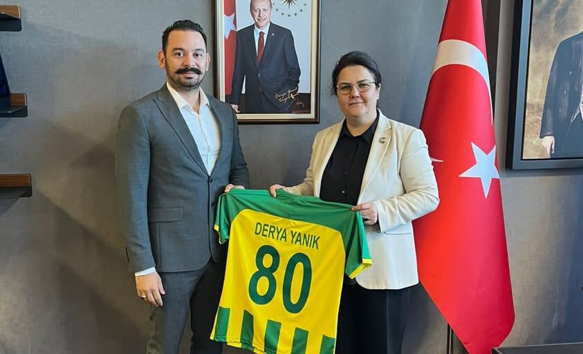 Osmaniyespor’dan Derya Yanık’a Forma Hediyesi