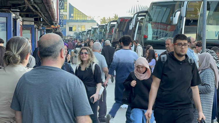 Otogarlarda Dönüş Yoğunluğu Başladı Tatilciler Ve Öğrenciler3