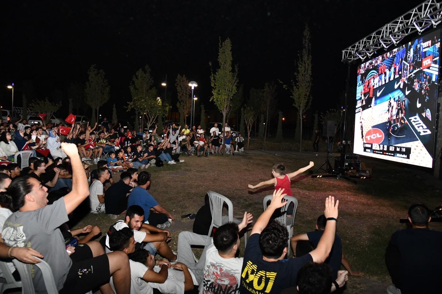 Türkiye Almanya Finali Osmaniye’de Dev Ekranlardan İzlenerek Milli Heyecan Yaşandı