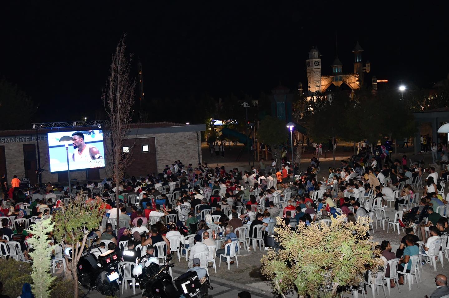 Türkiye Almanya Finali Osmaniye’de Dev Ekranlardan İzlenerek Milli Heyecan Yaşandı4