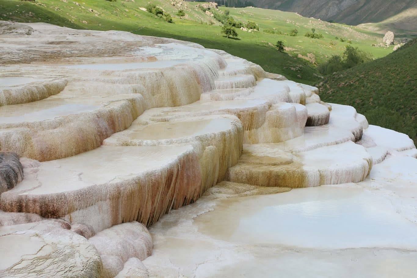 2 Bin 400 Metrede Büyüleyici Başkale Travertenleri2