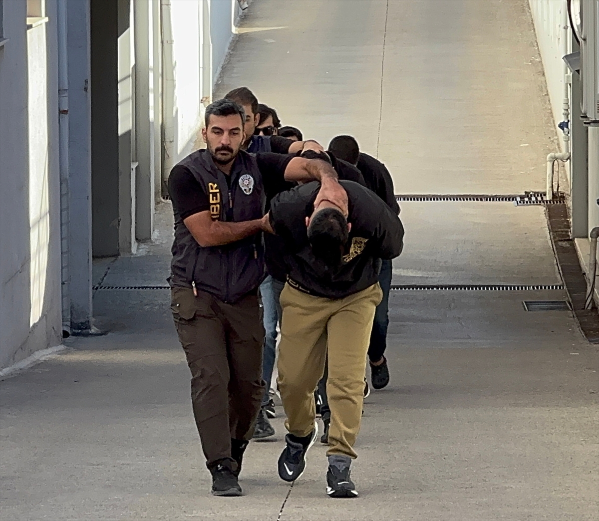 Adana'da 'Sazan Sarmalı' Yöntemiyle Dolandırıcılık Yapan 6 Zanlı Tutuklandı