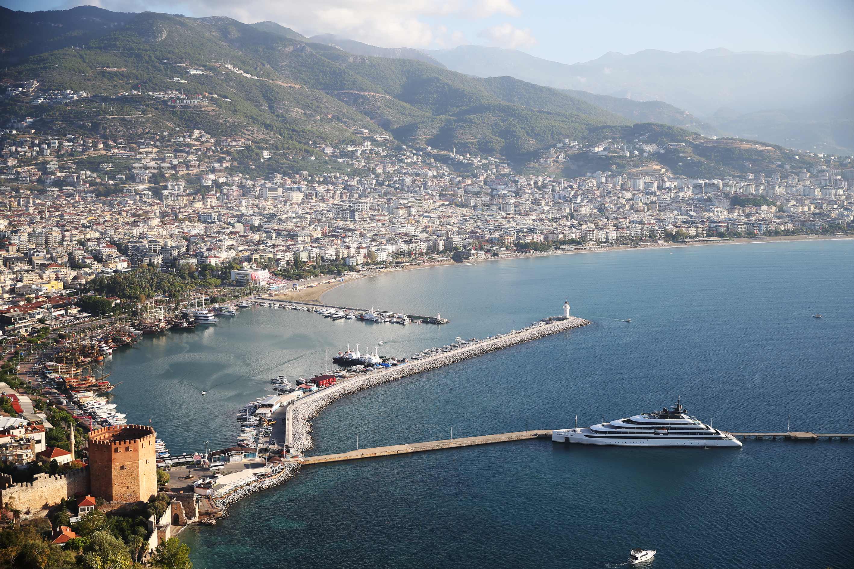 Alanya'ya 'Emerald Azzurra' Gemisiyle 91 Turist Geldi