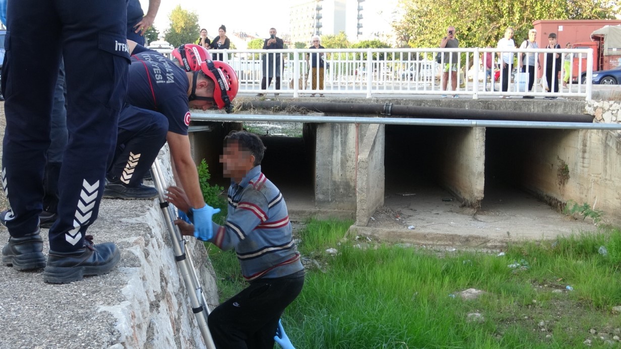 Alkollü Adam Su Kanalına Düştü, Köpeği Sayesinde Kurtuldu2