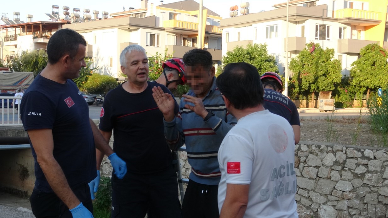 Alkollü Adam Su Kanalına Düştü, Köpeği Sayesinde Kurtuldu4