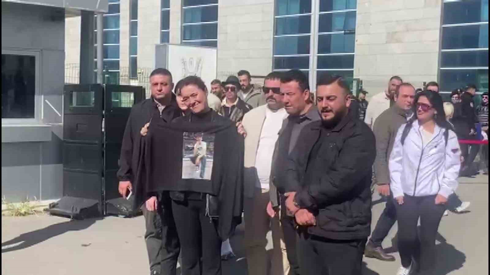 Anne Minguzzi Adliye Önünde Destekçileriyle Buluştu2