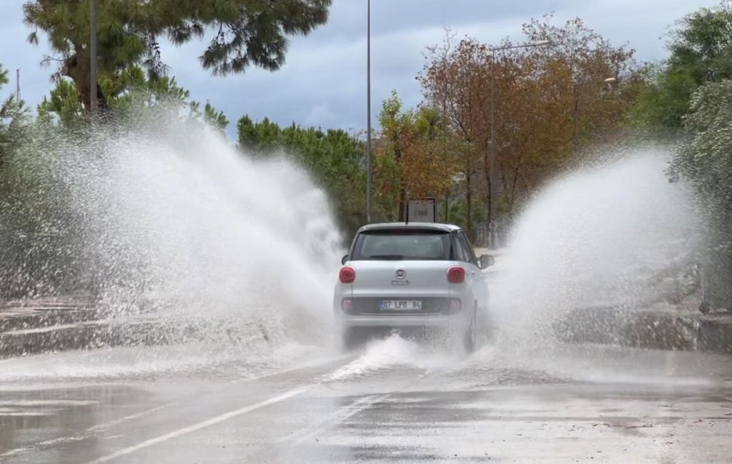 Antalya'da Sağanak Ve Fırtına Hayatı Olumsuz Etkiledi