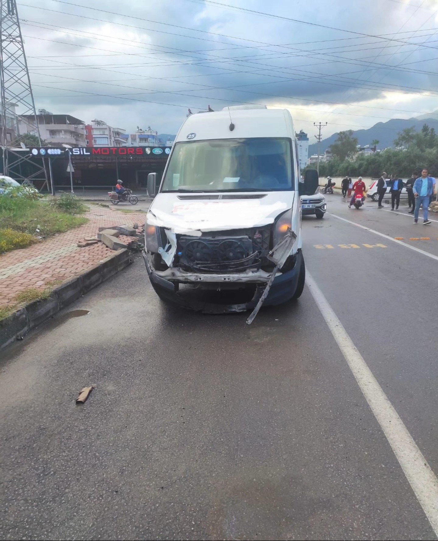Dörtyol’da Minibüs Motosiklet Kazası 16 Yaşındaki Genç Öldü3