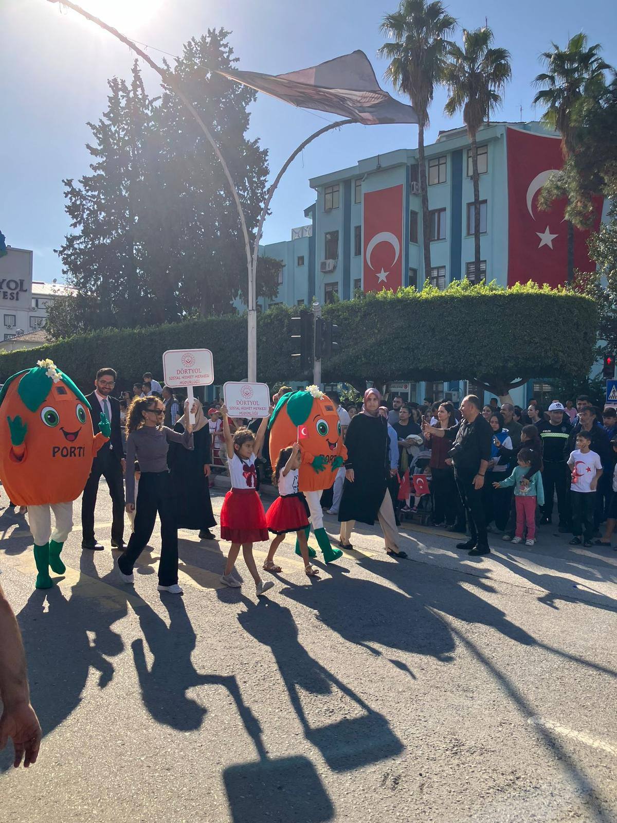 Dörtyol’da Porti Çocuklarla Cumhuriyet Bayramını Kutladı3