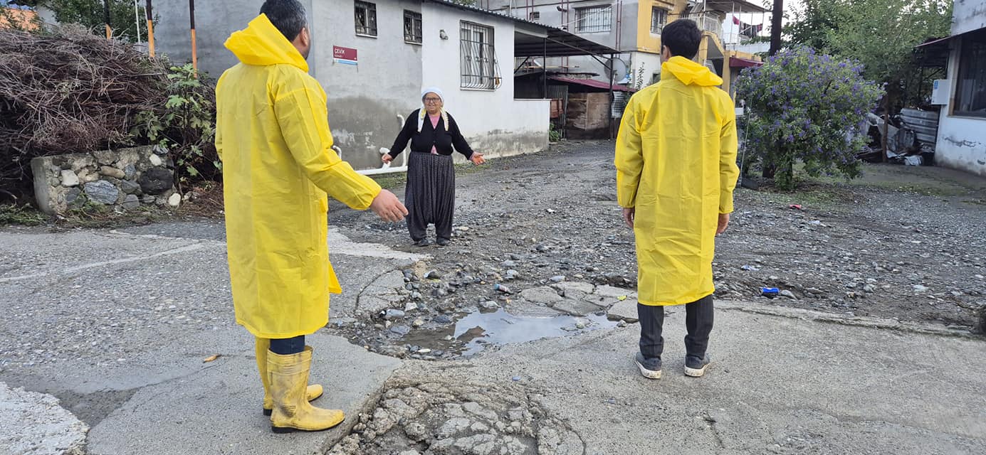 Erzin’de Sağanak Yağış Sonrası Belediye Ve Kurumlar Sahada4