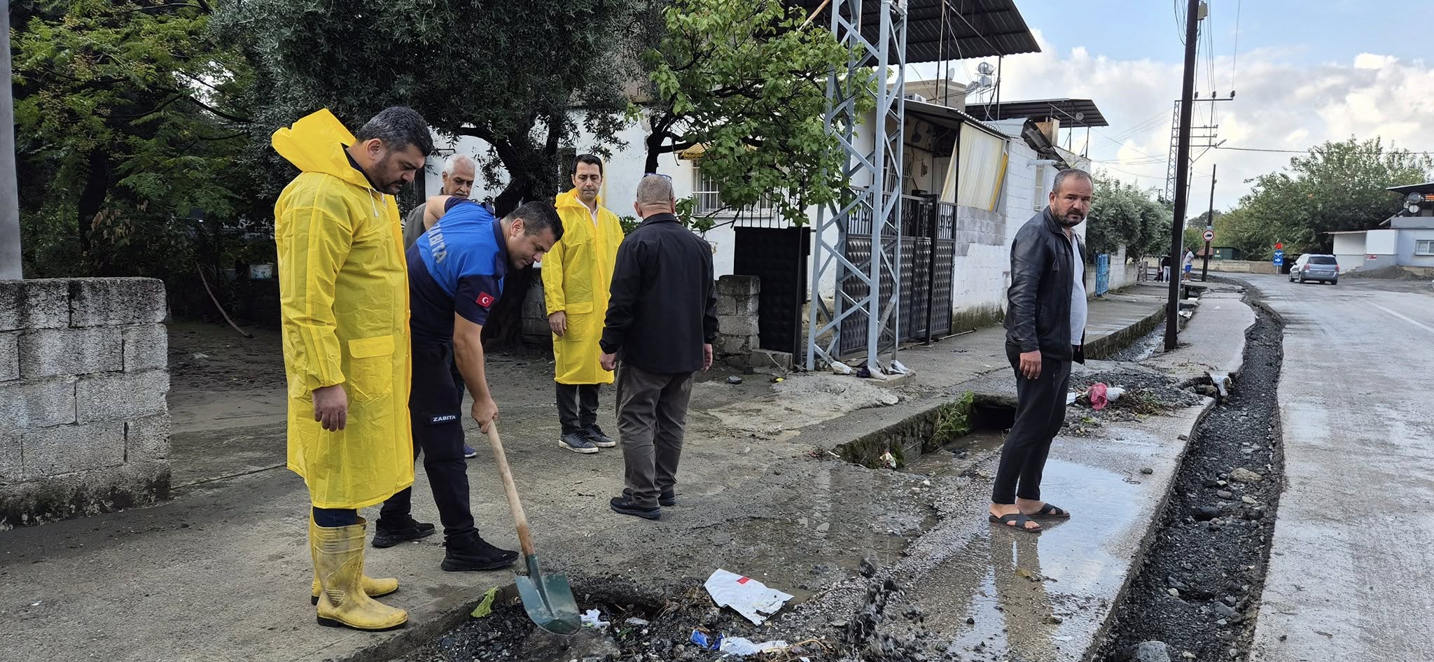Erzin’de Sağanak Yağış Sonrası Belediye Ve Kurumlar Sahada5
