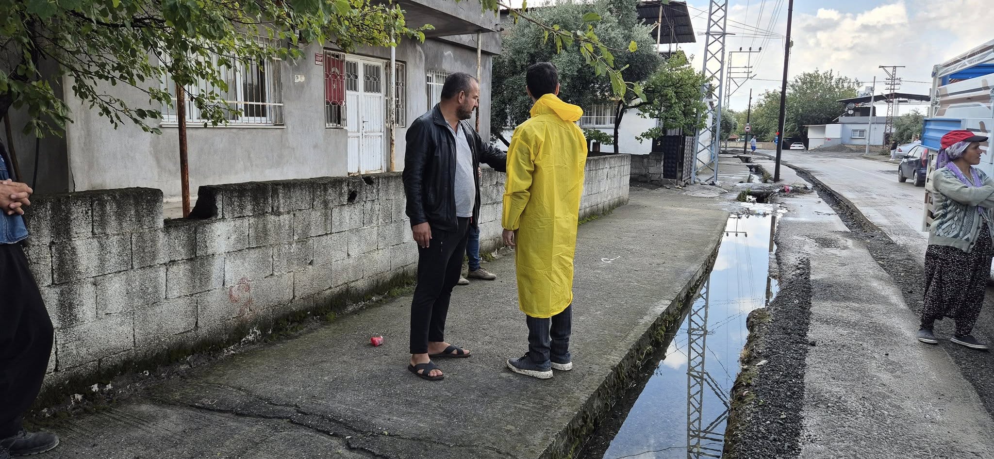 Erzin’de Sağanak Yağış Sonrası Belediye Ve Kurumlar Sahada6