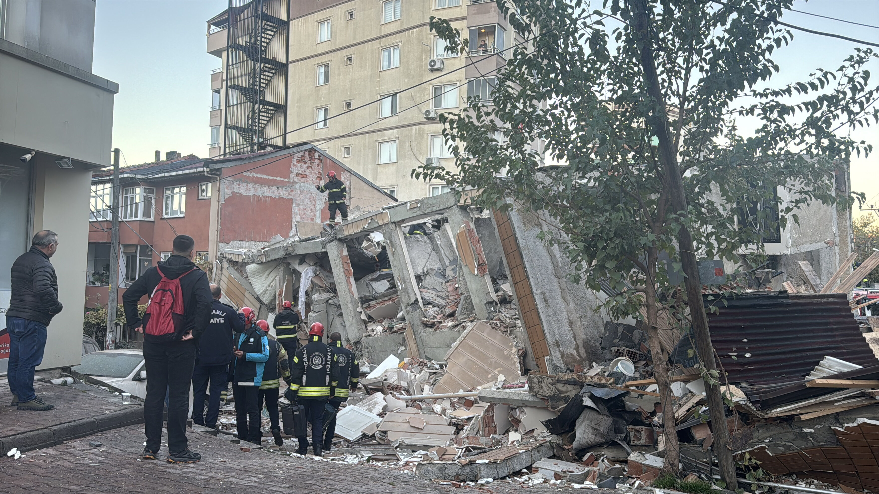 “Gebze’de Bina Çöktü 5 Kişi Enkaz Altında”4