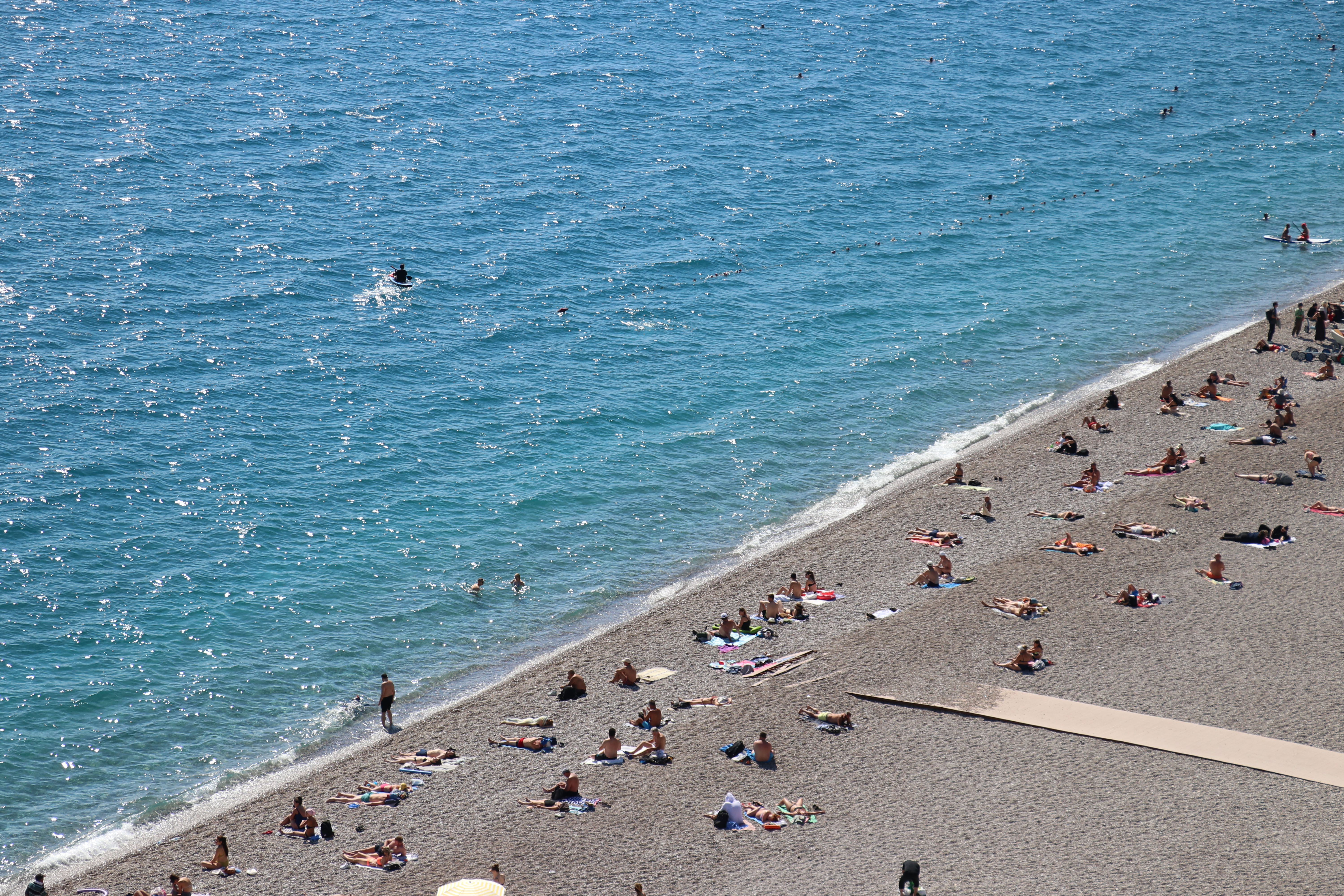 Hava Sıcaklığı 28 Derece Ölçülen Antalya'da Sahillerde Hareketlilik Yaşandı