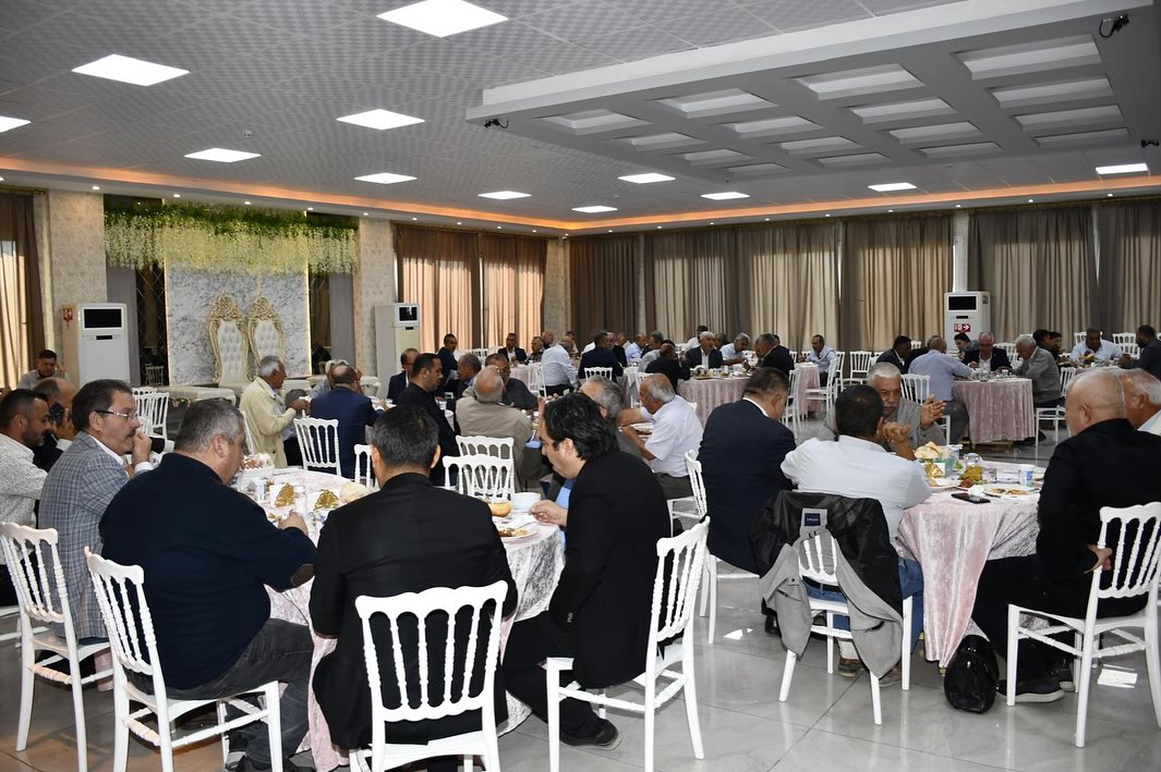 Kadirli Kaymakamı Erdinç Dolu Muhtarlarla Yemekte Buluştu2