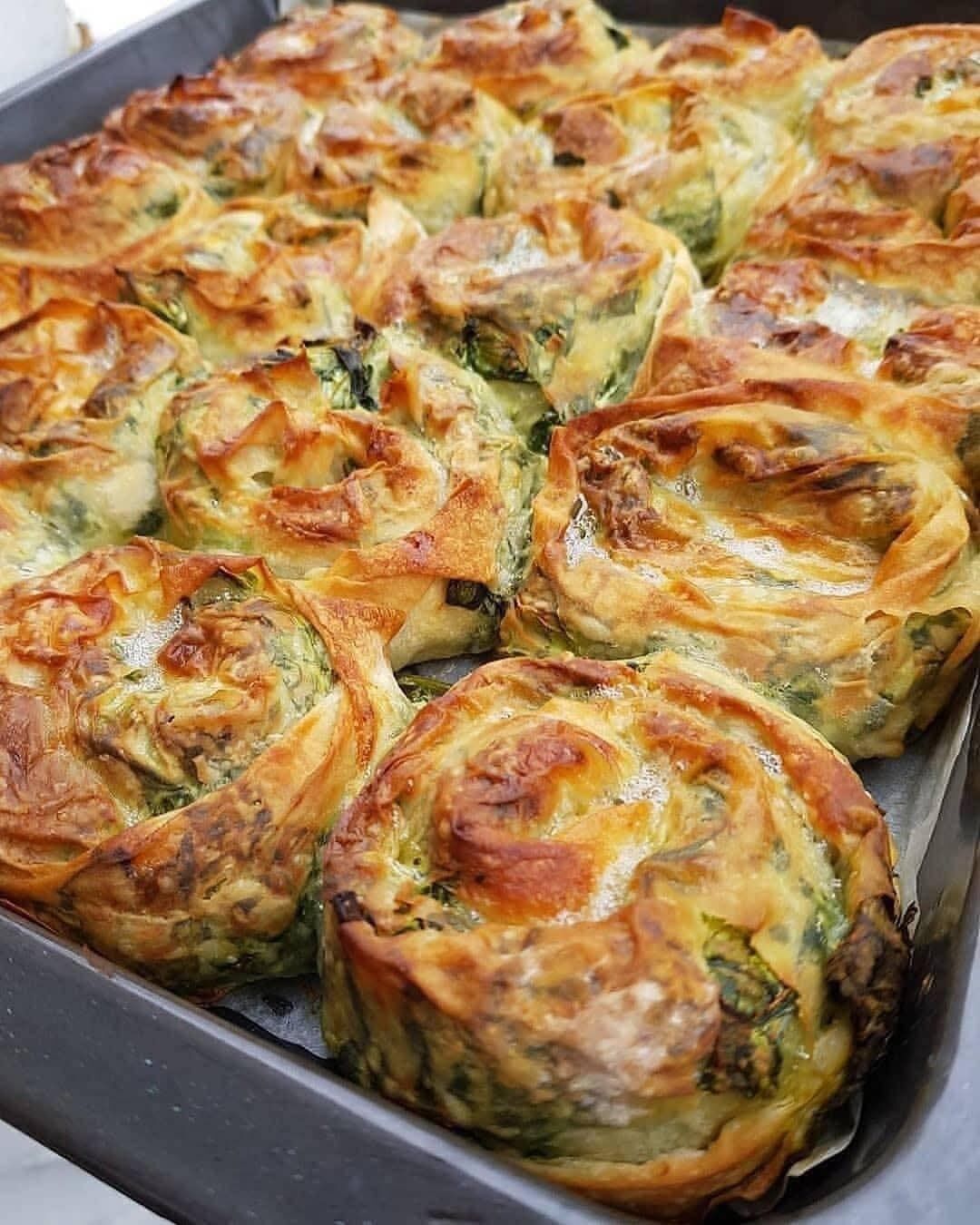 Lezzetiyle Fark Yaratan Ispanaklı Gül Börek Tarifi