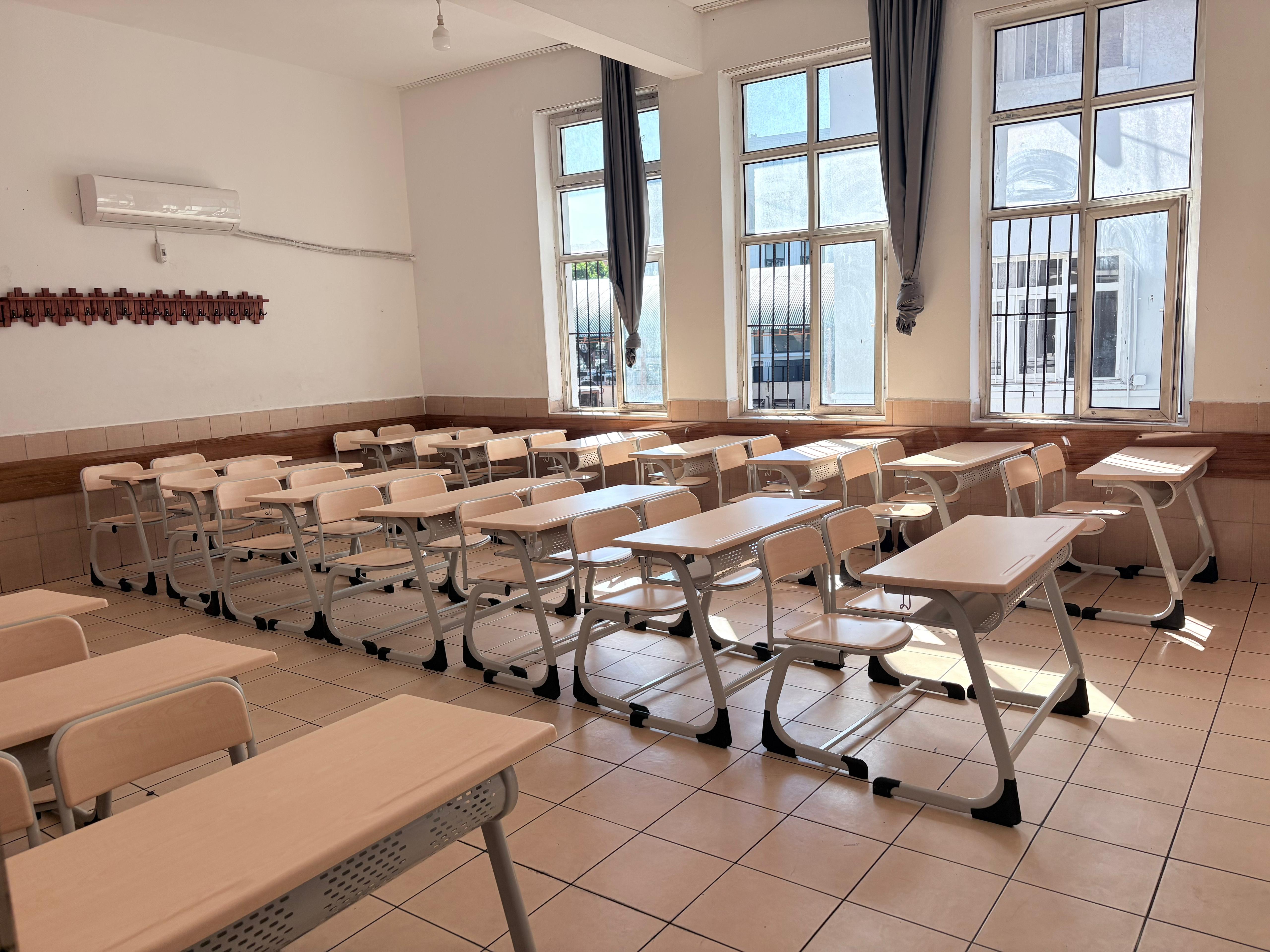 Manavgat'ta Çağlayan Ortaokulu'nun Sıra Ve Masaları Yenilendi