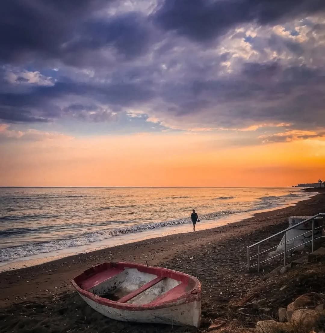 Mersin Sahilinde Gün Batımı Şöleni Kırmızı Kayık Ve Huzurun Gölgesi