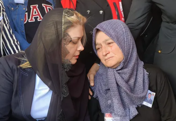 Asu Kaya, Şehidimizin Annesine Sarılarak Teselli Etti