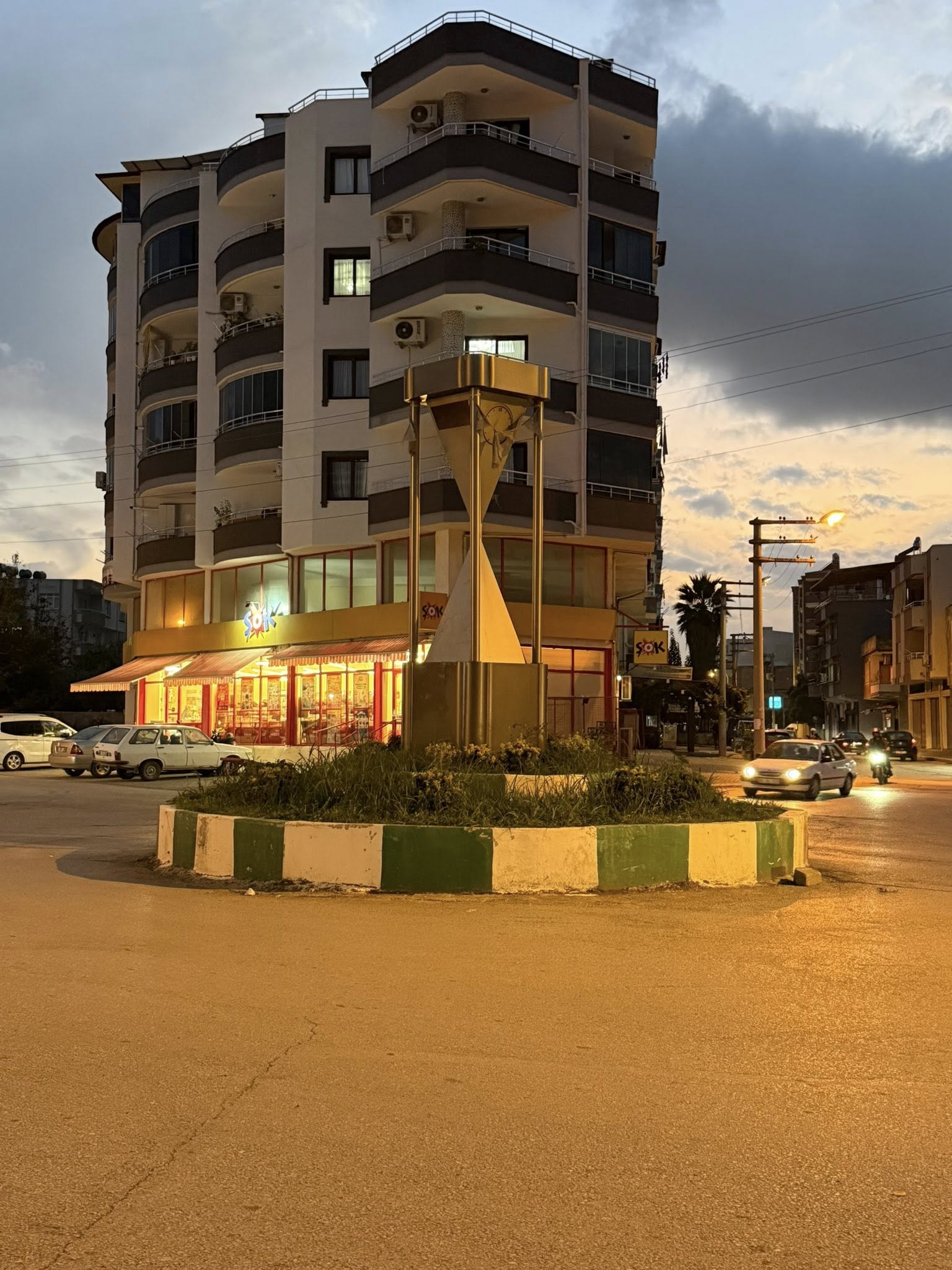 Şehrin Göbeğinde Bozulan Saat Osmaniye Belediyesi Tarafından Kaderine Terk Edildi! (2)