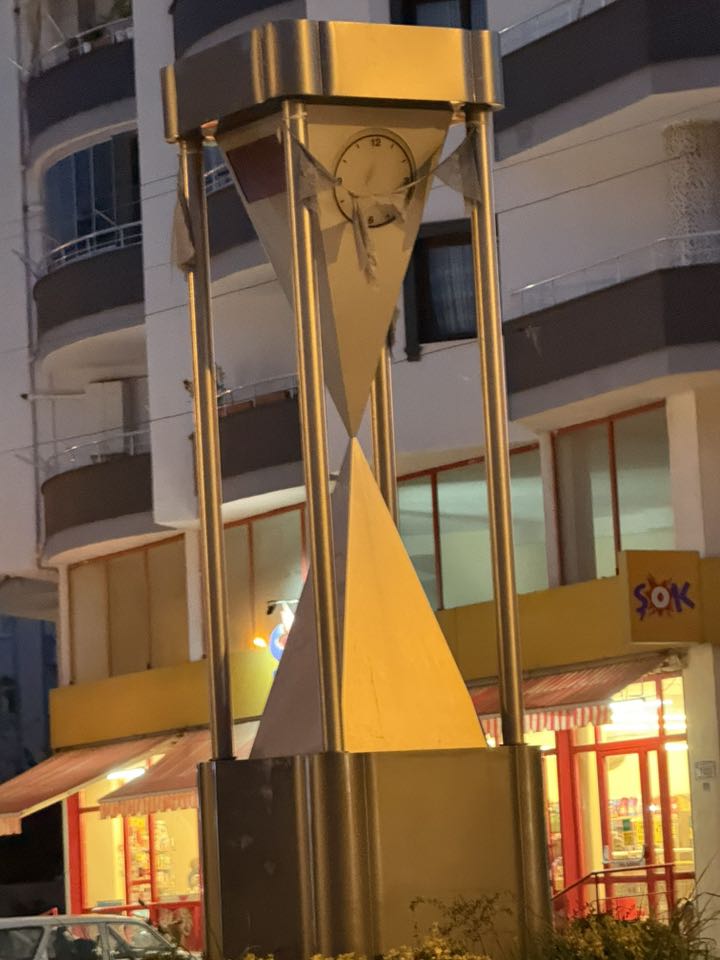 Şehrin Göbeğinde Bozulan Saat Osmaniye Belediyesi Tarafından Kaderine Terk Edildi! (3)