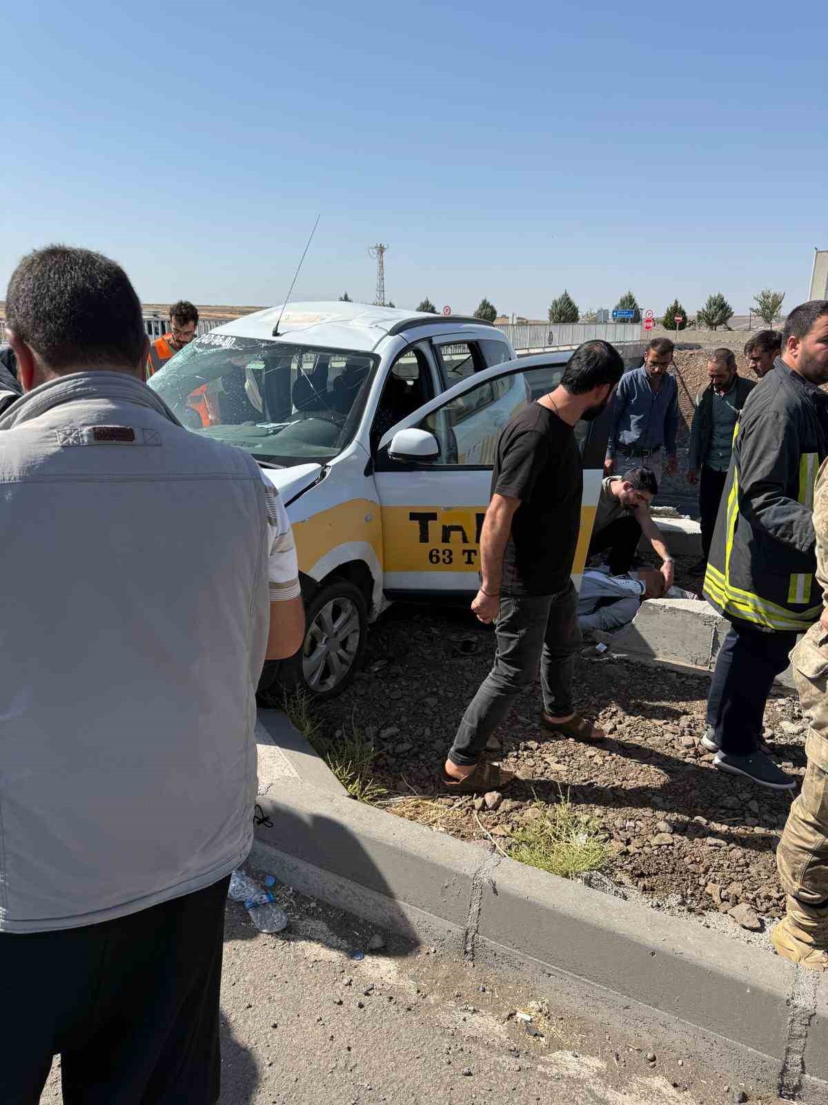 Siverek’te Hastane Kavşağında Kamyon Taksi Çarpıştı2