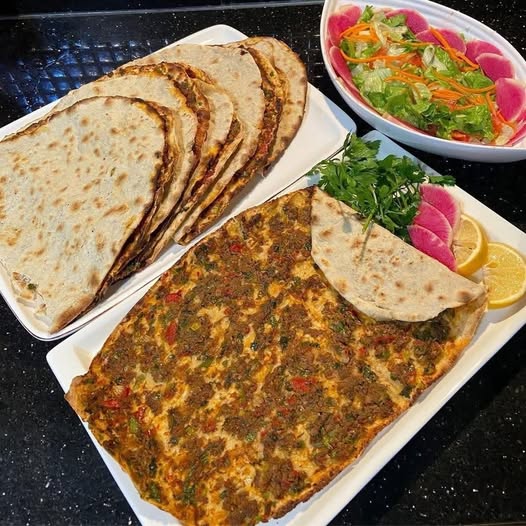 Ustasından Sarımsaklı Antep Lahmacun Tarifi