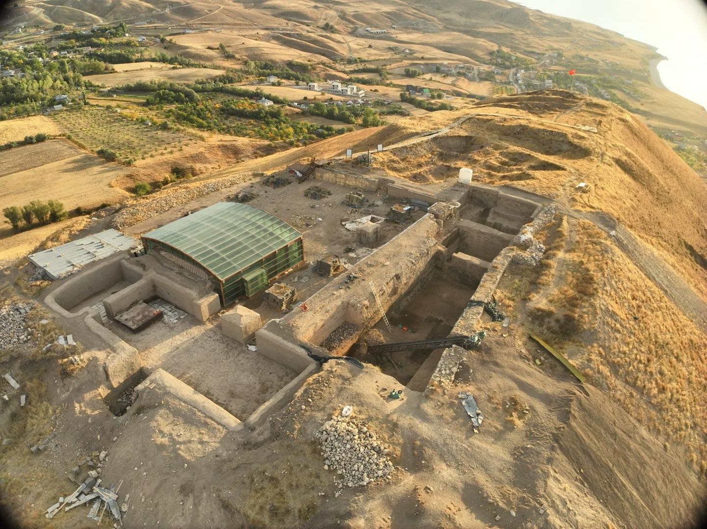 Van Ayanis Kalesi’nde Urartu Seramikleri Restore Ediliyor2