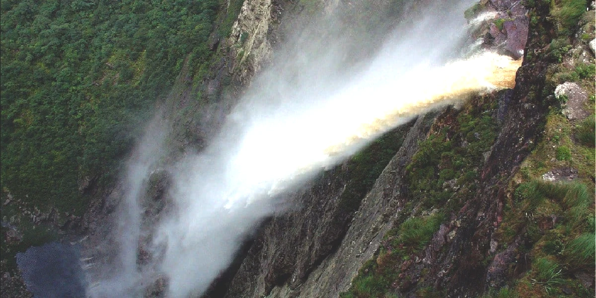Yukarı Akan Şelale Gökyüzüne Yükselen Sular!2