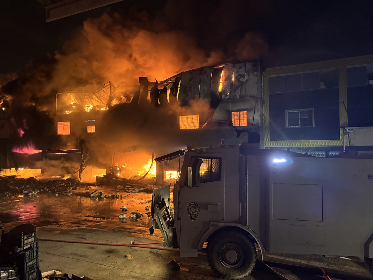 Adana'da Hırdavat Dükkanında Çıkan Yangına Müdahale Ediliyor