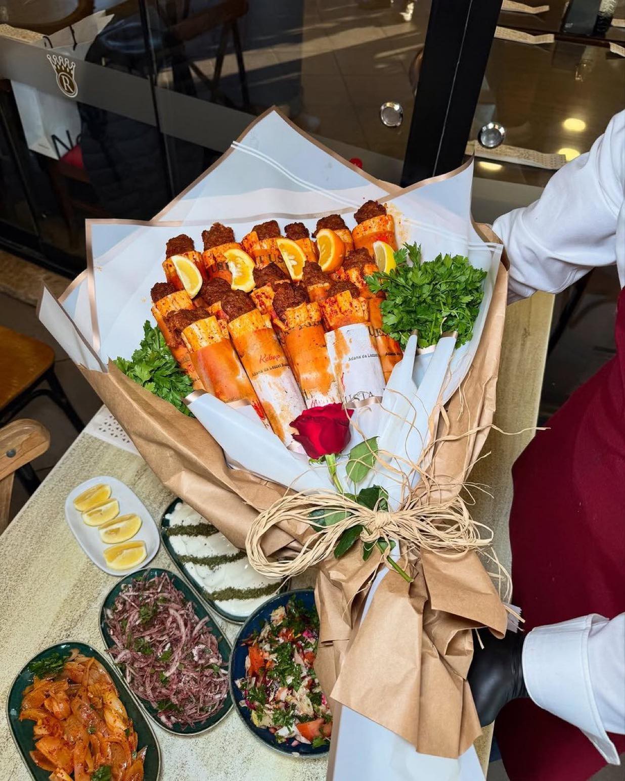 Adanalı Aşkı Çiçek Değil, Dürüm Buketi!