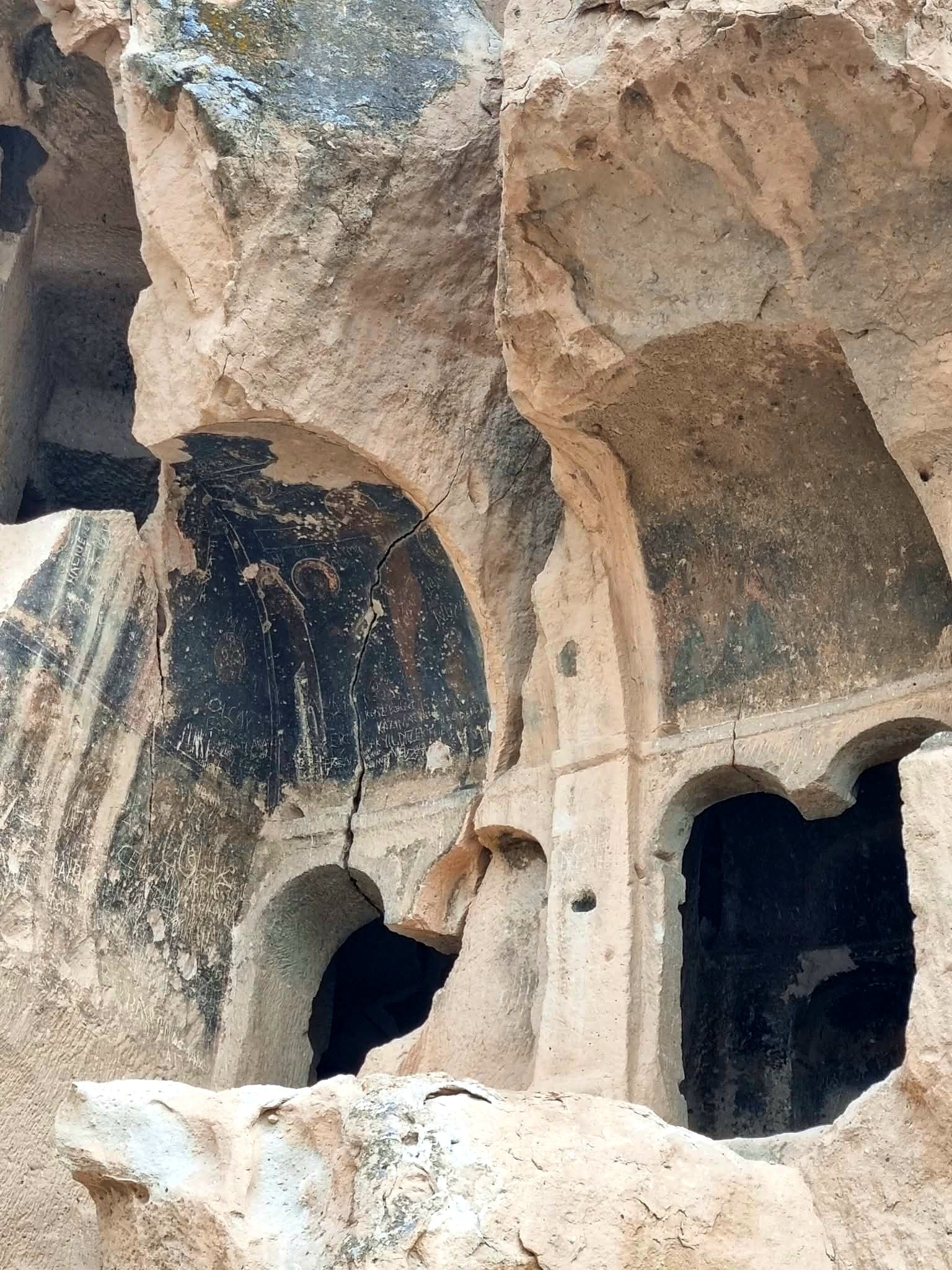 Aksaray’da Tarihi Kale Ve Mağaralar Ziyaretçileri Büyülüyor2