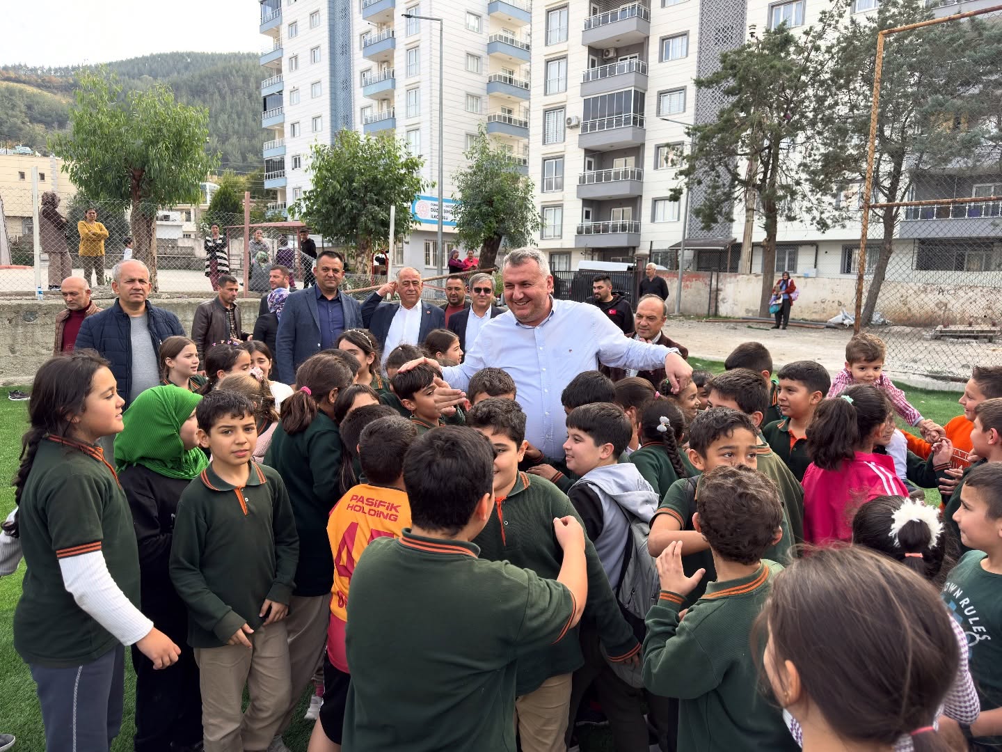 Düziçi’nde Okul Sahası Modern Spor Alanına Dönüştürülüyor3