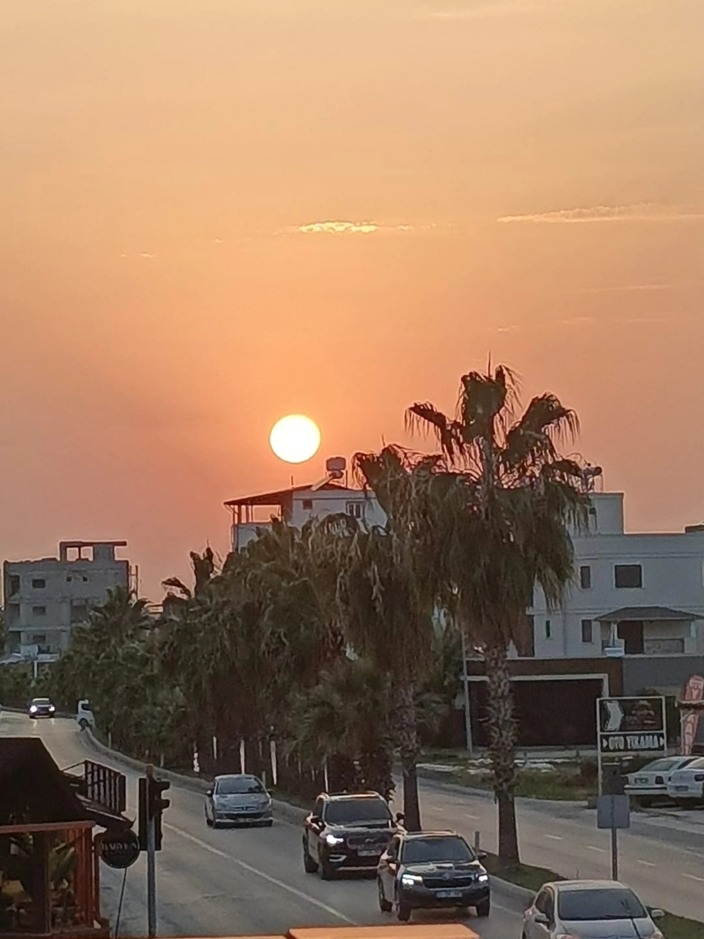Güneş Denize Veda Ederken, Dolunay Gökyüzünü Aydınlattı
