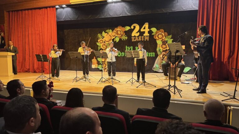 Kadirli’de 24 Kasım Öğretmenler Günü Törenle Kutlandı (3)